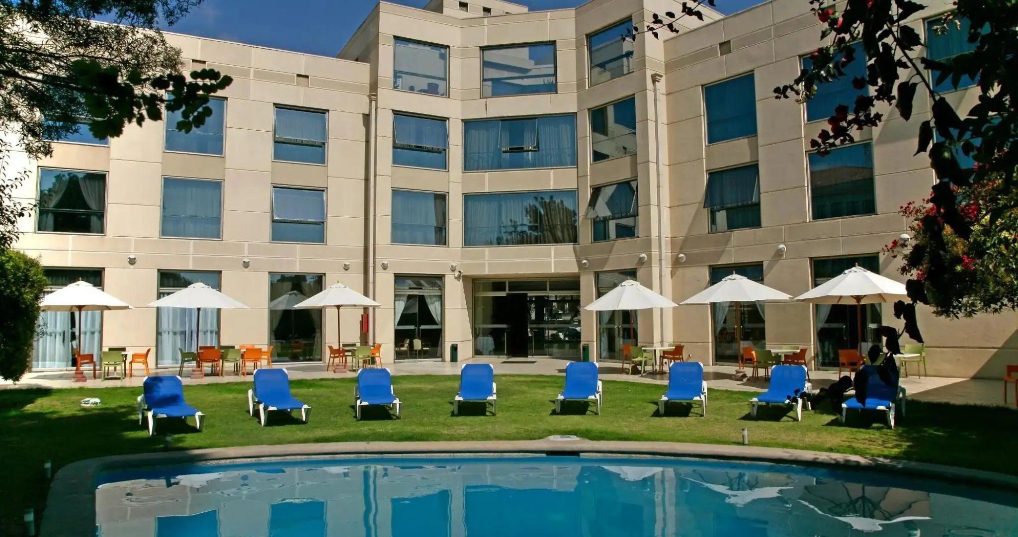 reservando-hoteles-chile-la-serena-hotel-costa-real-piscina